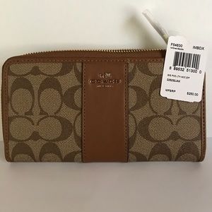 ⬇️‼️FINAL price Coach Sig PVC accordion Zip ..