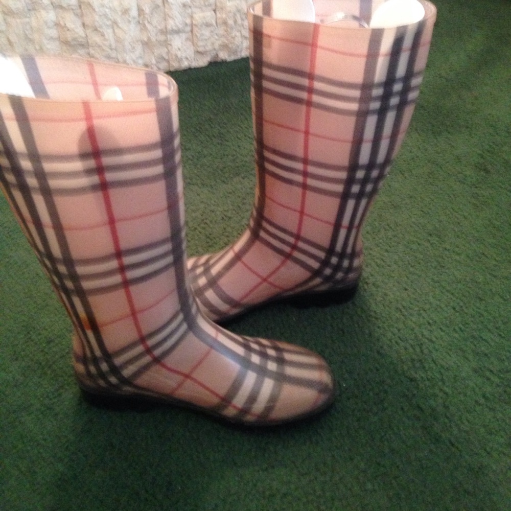 Burberry rain boots💥💥1 hr sale - Picture 2 of 7