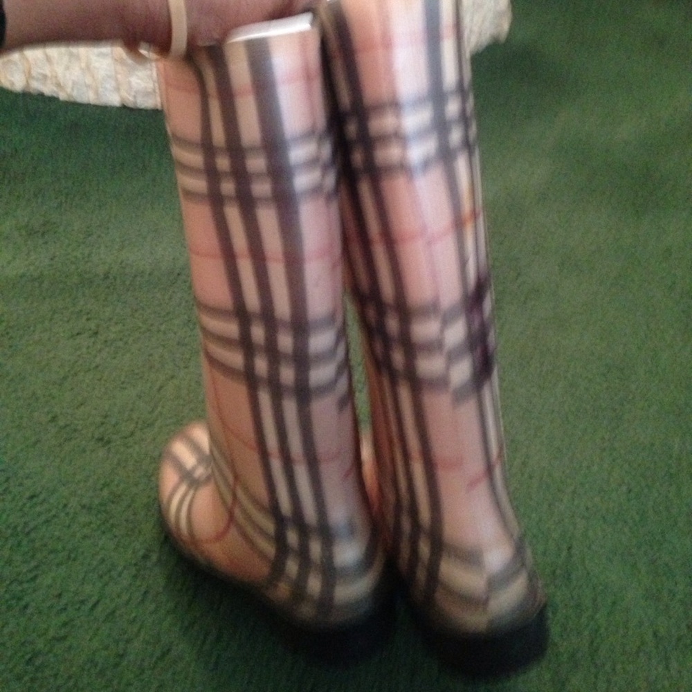 Burberry rain boots💥💥1 hr sale - Picture 3 of 7