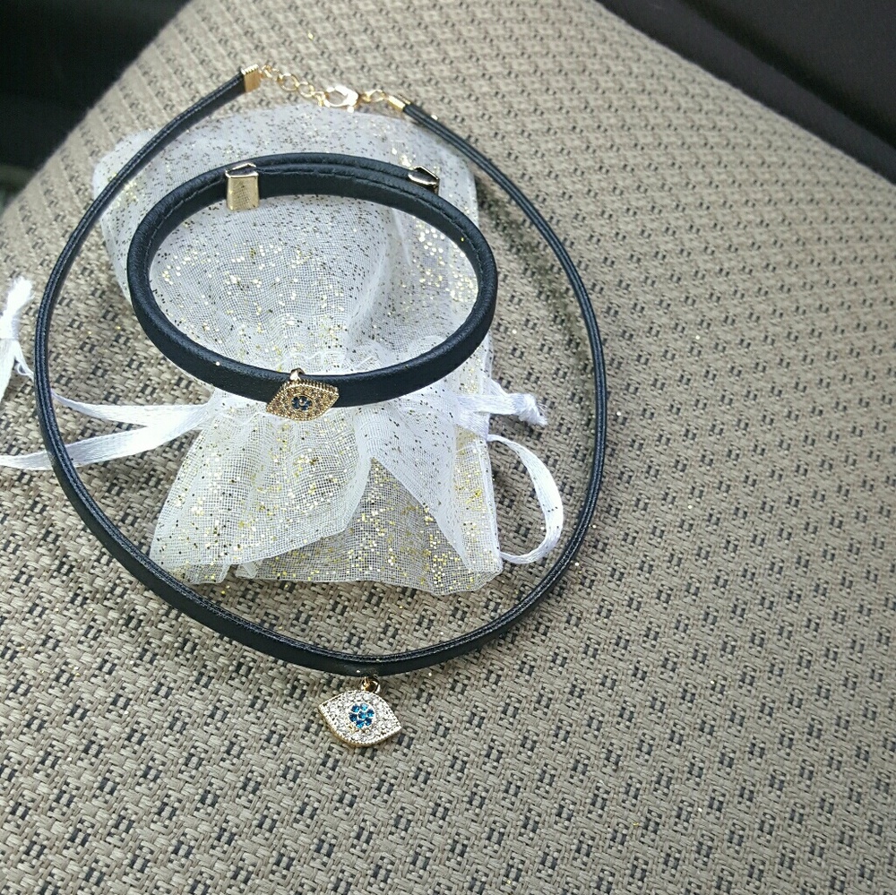 leather choker w/charm and stretchable bracelet