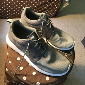 ONE DAY SALE! 😎🤗 NWT NIKE OLIVE GREEN ROSHE RUNS