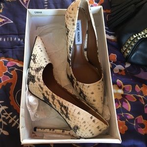Brand new never worn Steve Madden pumps