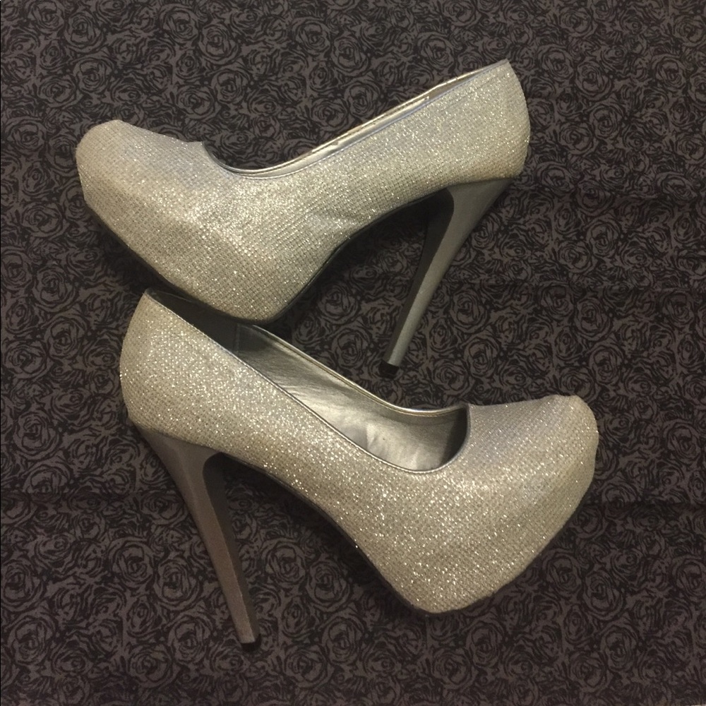 🎉SALE🎉Silver Sparkly Heels
