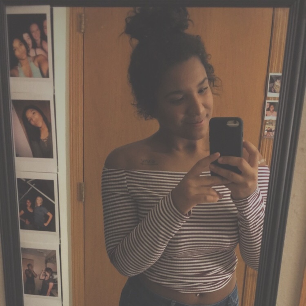 Meet your posher, Damiana!