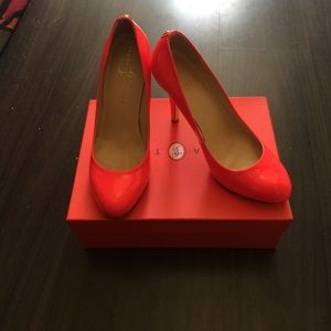 "Pinkish" round toe pump