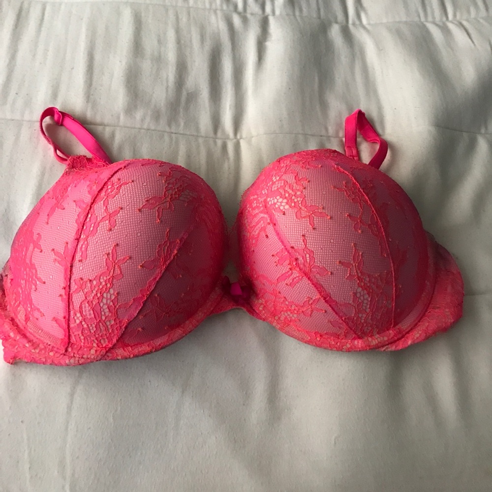 Victoria's Secret bombshell plunge