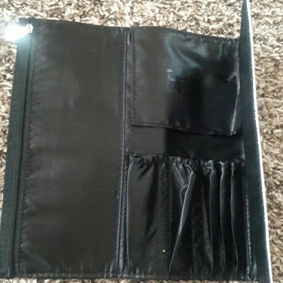 It cosmetics sparkly travel cosmetic brush case - Picture 2 of 2