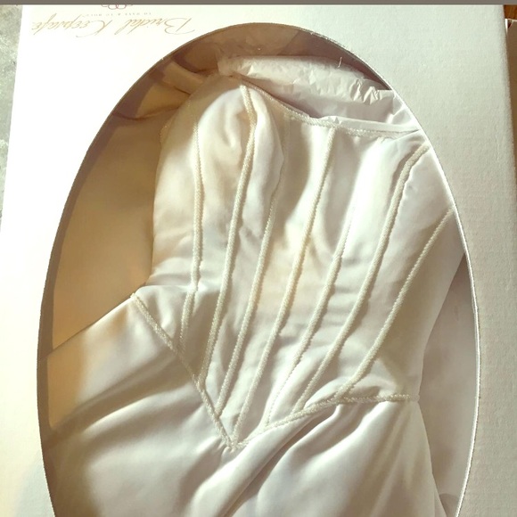 Beautiful wedding dress. Size 2. - Picture 1 of 2