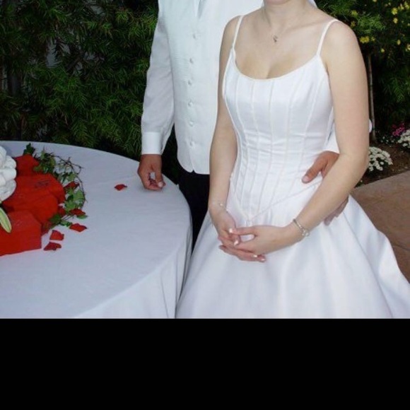 Beautiful wedding dress. Size 2. - Picture 2 of 2