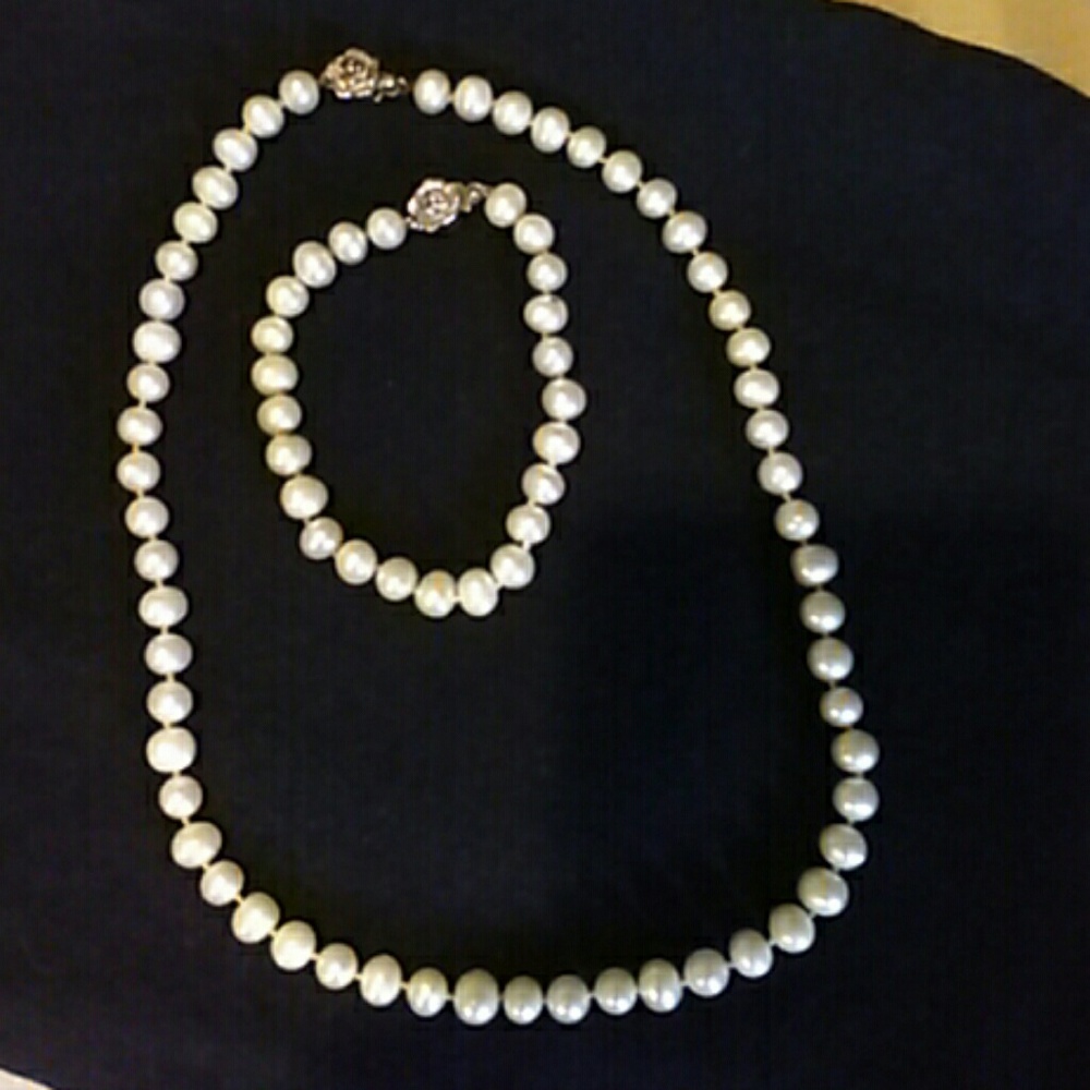 Faux pearl necklace & bracelet set