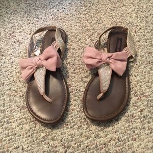Pink bow embellished with rhinestones sandal