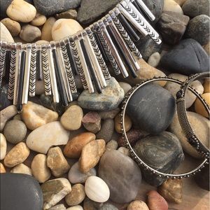 Metal fringe necklace accompanied by two bracelets