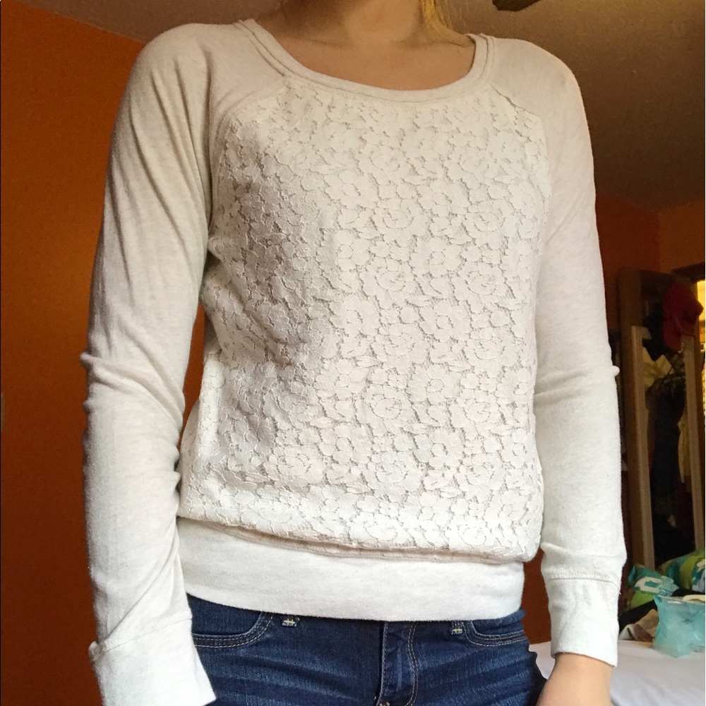 Long sleeve tee with lace embroidery.