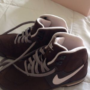 Nike brown boots