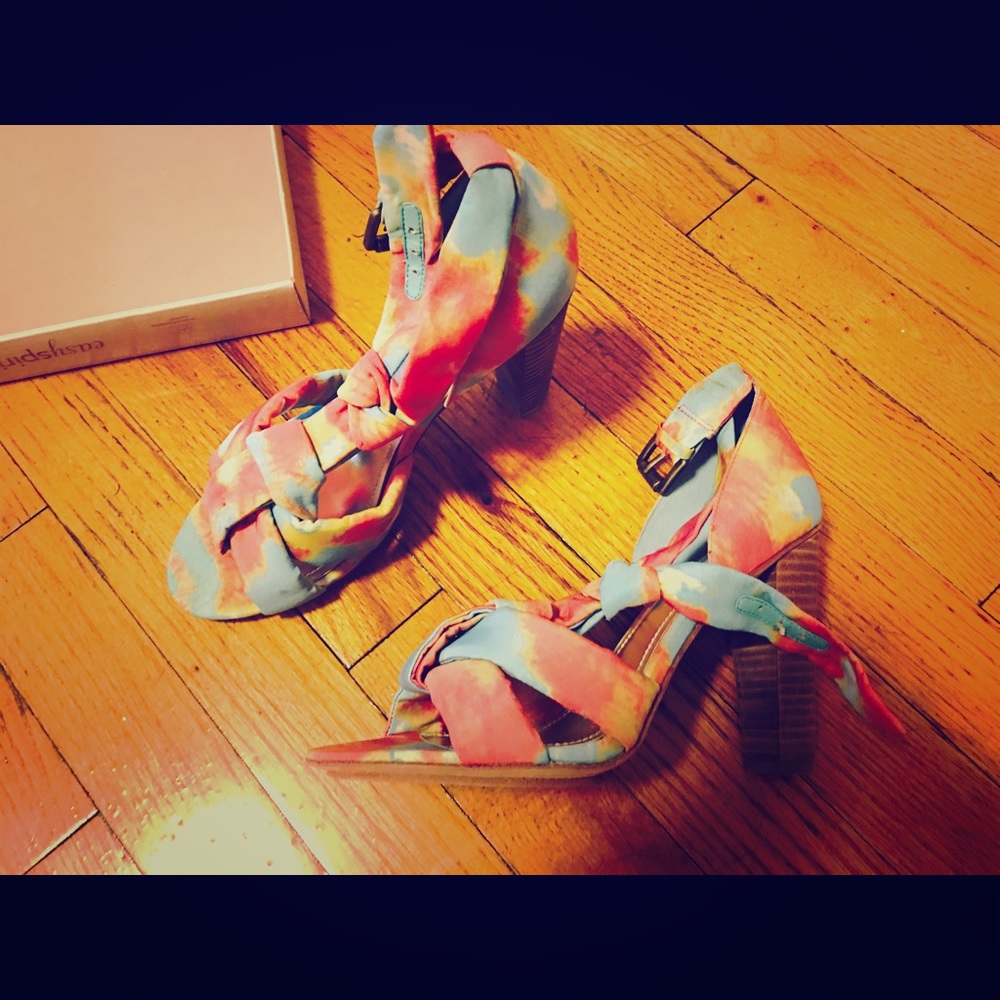 Vince Camuto pretty sandals 7.5