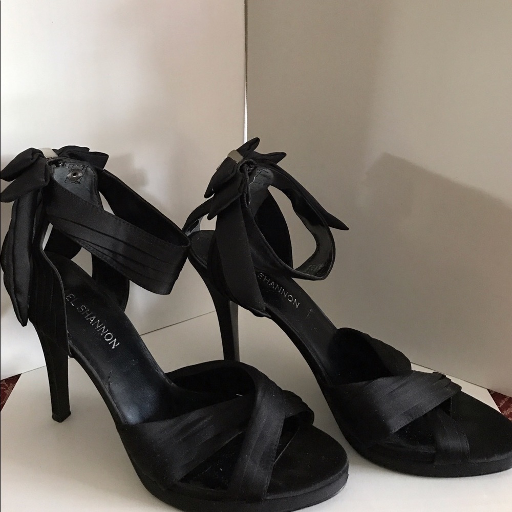 Michale Shannon black high heel