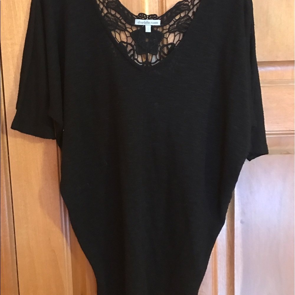 Short sleeve black knit back tee.