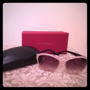 Stunning Salvatore Sunglasses 😎☀️