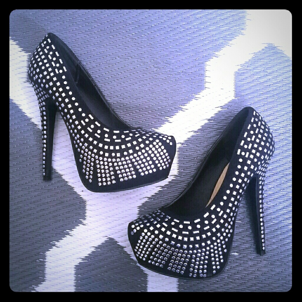 JustFab Studded Black Pumps