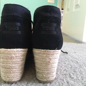 TOMS Black and Tan wedges