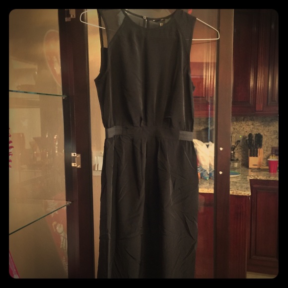 A midi dress with sheer shoulders - Picture 1 of 2