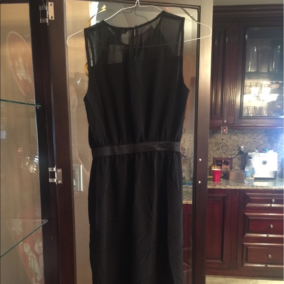 A midi dress with sheer shoulders - Picture 2 of 2