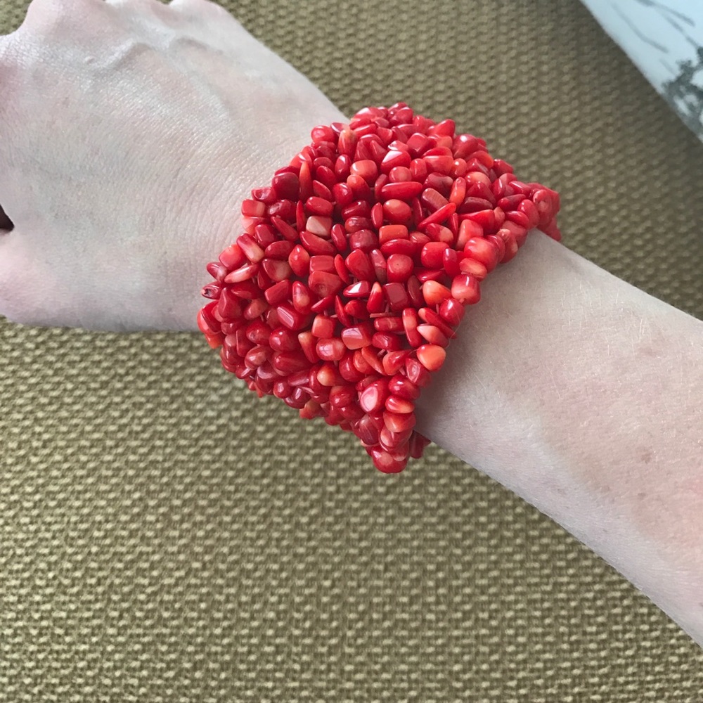 Red dyed coral stretch bracelet