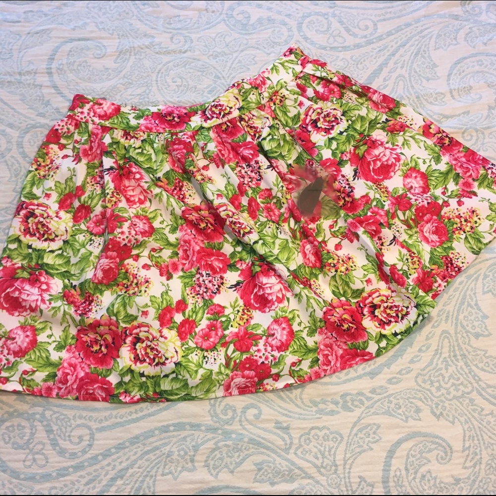 New with tags!  Summer skirt. Forever 21