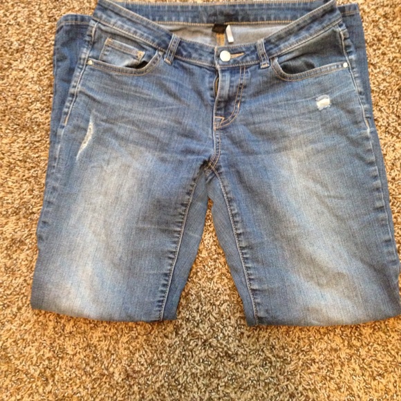 •Slightly Distressed Apt.9 Jeans• - Picture 2 of 5