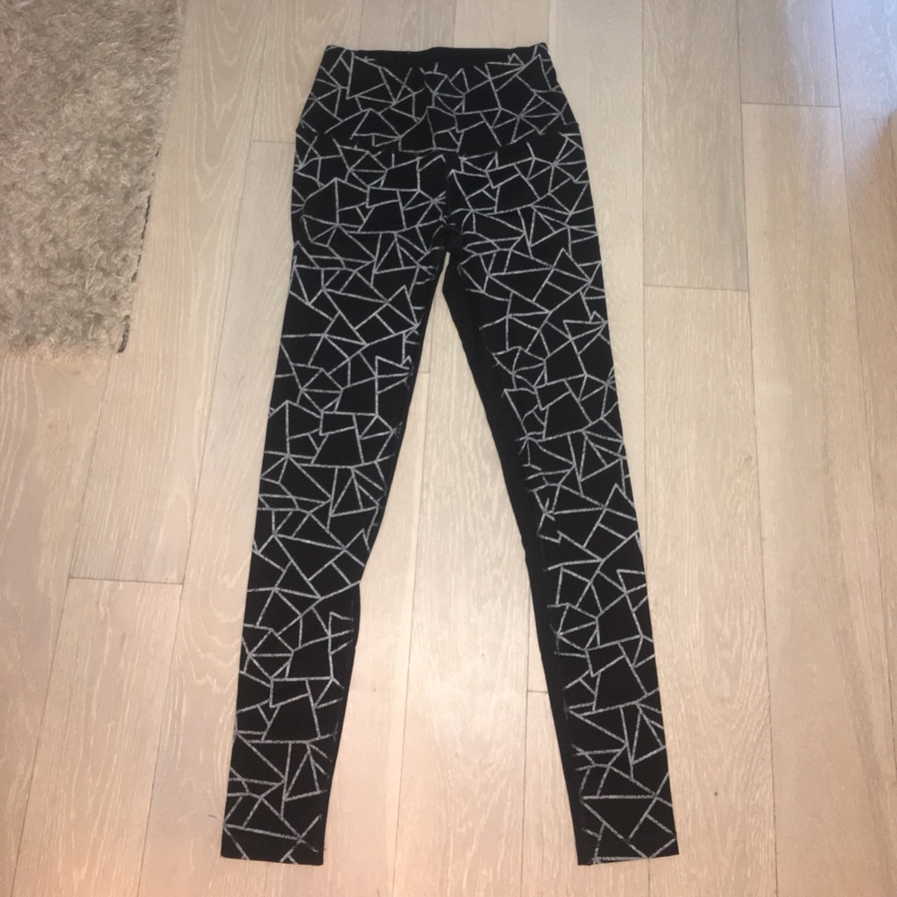 Black and white pattern athletic leggings