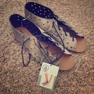NWT Volcom snakeskin Sneak Peek Sandal-size 10