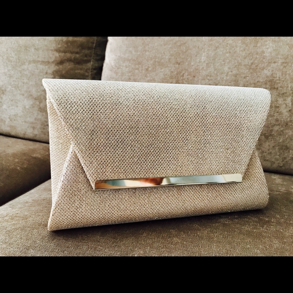 🆕Metallic silver-cream clutch..