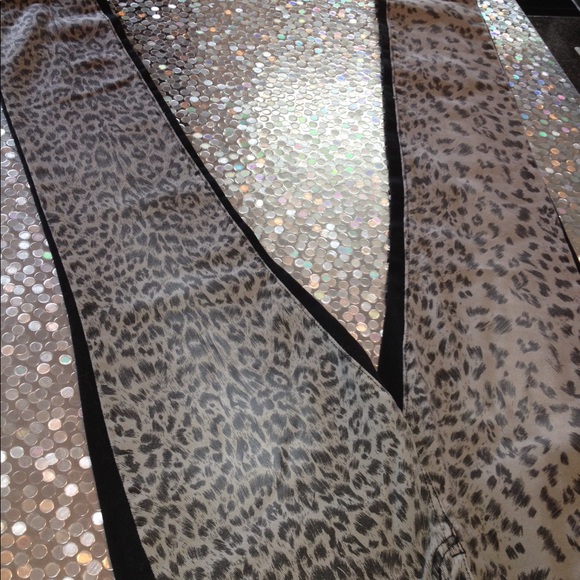 Material girl Cheetah print black and gray. - Picture 3 of 6