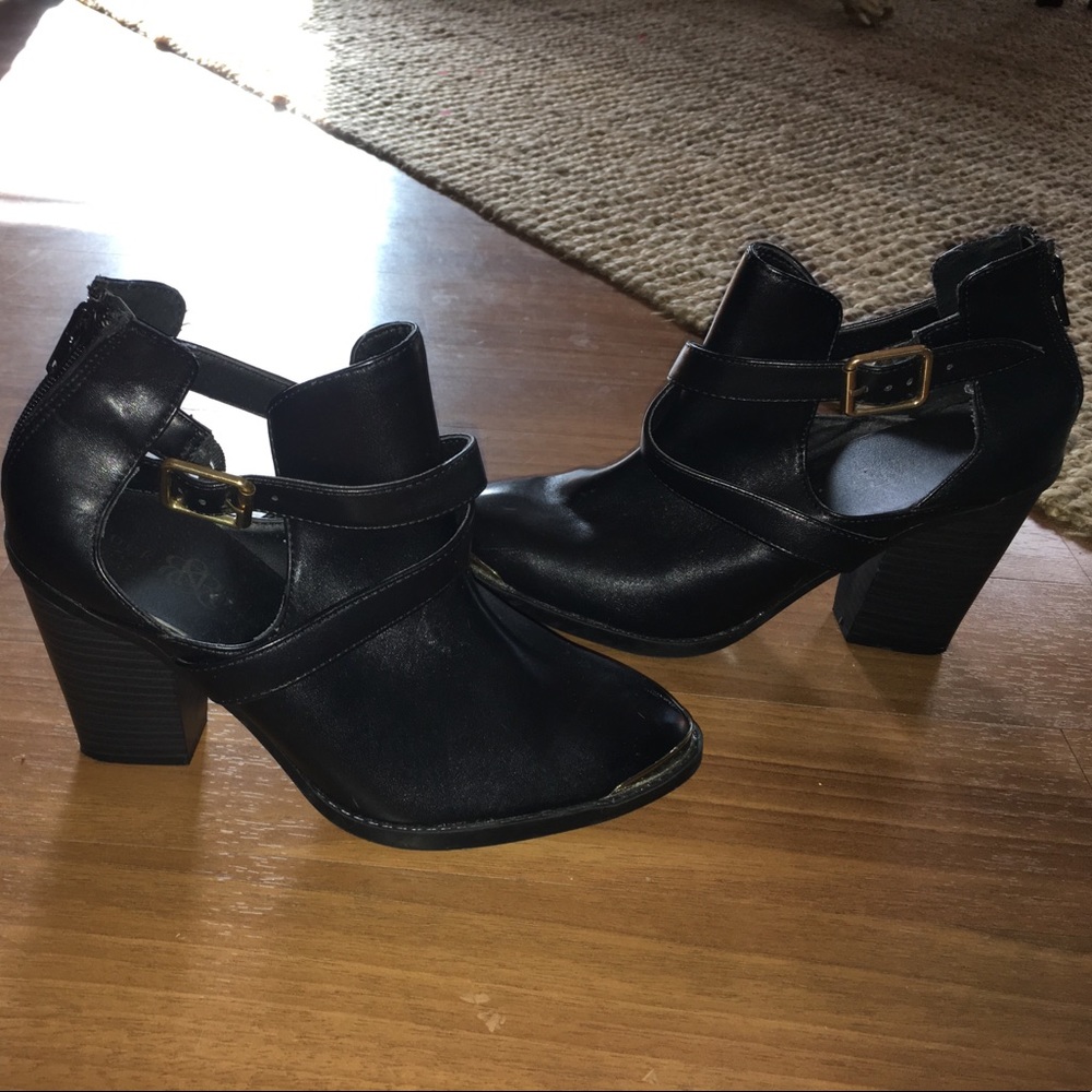 Rock & Republic Gold toe Booties