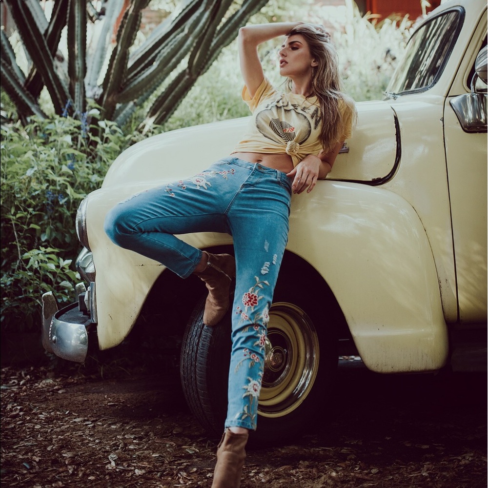 Floral embroidered jeans 🌸