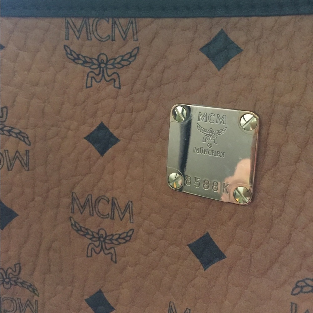 Authentic Large Anya MCM reversible tote - Picture 3 of 6