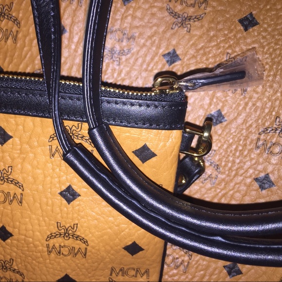 Authentic Large Anya MCM reversible tote - Picture 2 of 6