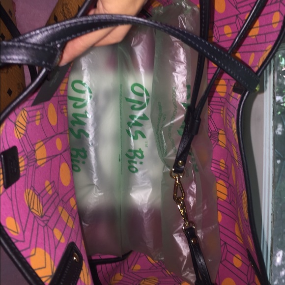 Authentic Large Anya MCM reversible tote - Picture 4 of 6