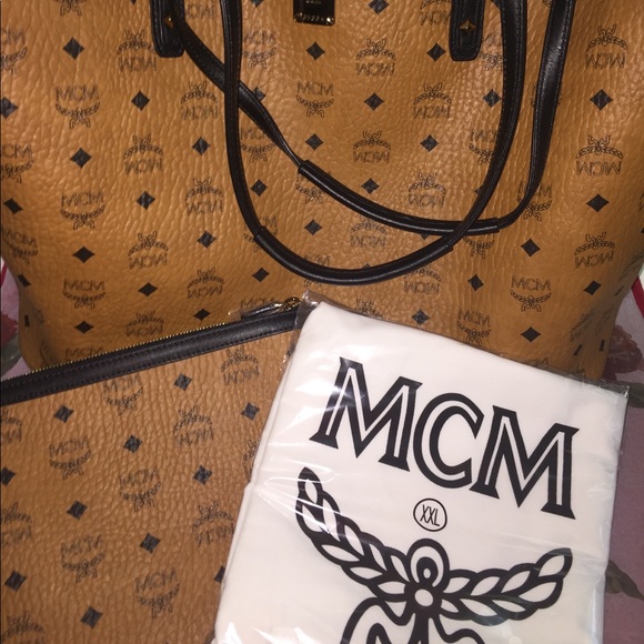 Authentic Large Anya MCM reversible tote - Picture 5 of 6