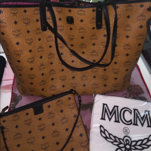 Authentic Large Anya MCM reversible tote - Picture 6 of 6