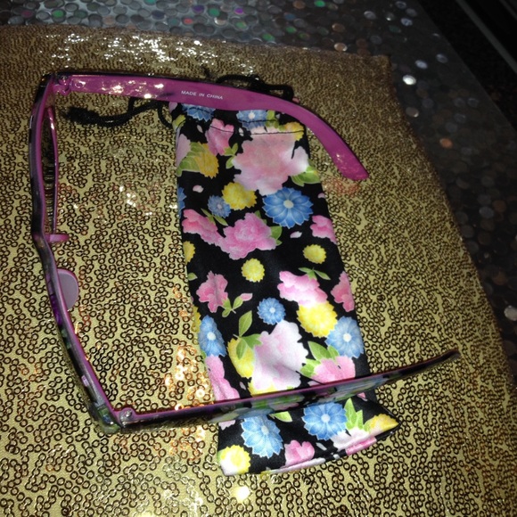 Hi fashion sunglasses with matching case - Picture 3 of 3