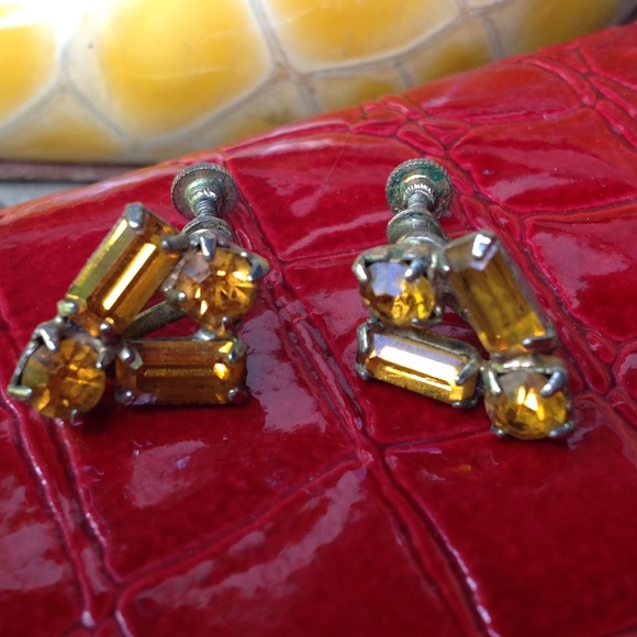 📣🎉🇺🇸 Amethyst Colored Glass Earring - Picture 3 of 3