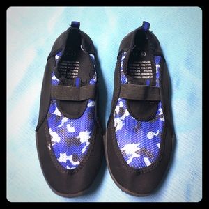 Water/Beach Shoes Slip on Black/Blue Size 4/5 XL