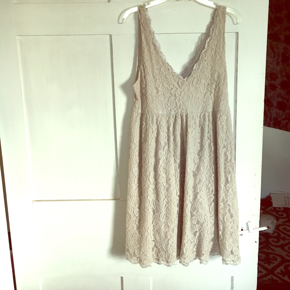 Lace sleeveless dress with open back