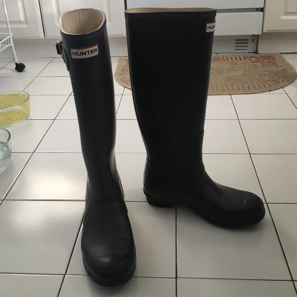 Hunter rain boots- tall matte dark purple size 8