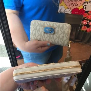 Michael kors wallet!🌟