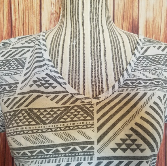Mudd ▪ Short-Sleeved V-Neck Tribal Print Tee - Picture 2 of 3