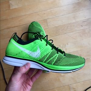 Flyknit trainer electric green size 10
