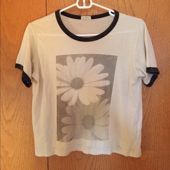 Brandy Melville T-shirt - Picture 2 of 5