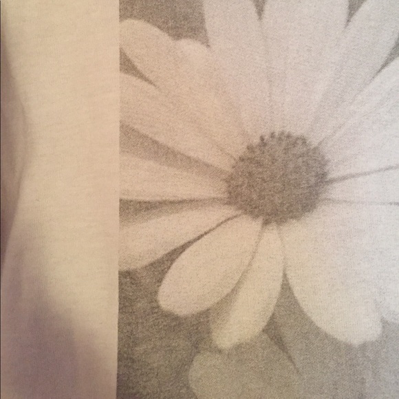 Brandy Melville T-shirt - Picture 5 of 5